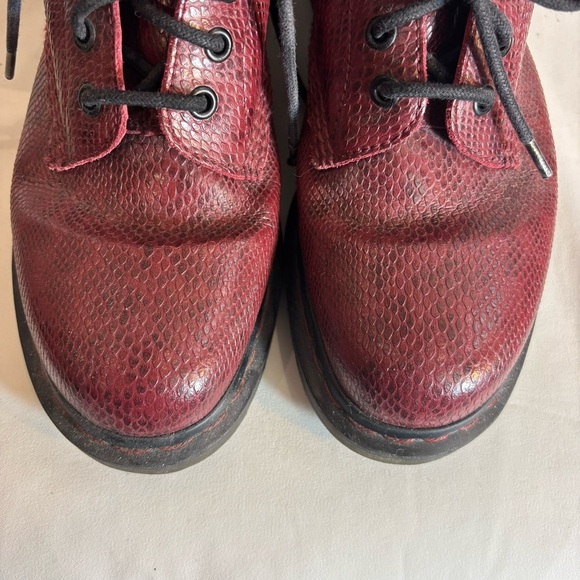 DR MARTENS Sz 8 Red Lace-Up Boots Embossed Snake Print Pattern 8 Eyelet - Picture 3 of 11